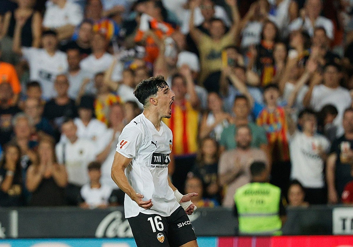 Diego López celebra un gol delante de la afición en Mestalla.