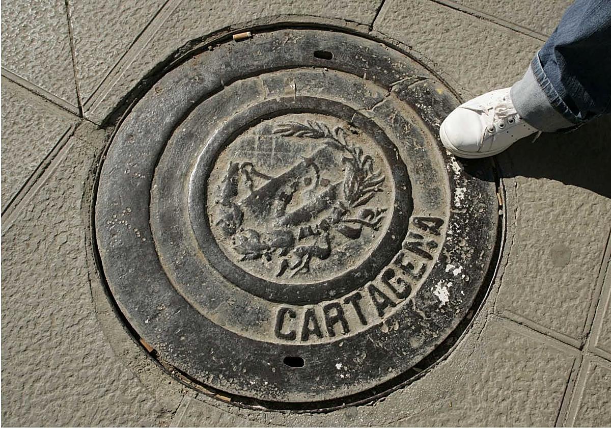 Una profesora de Matemáticas explica por qué las tapas de las alcantarillas son redondas: «Un círculo es la única figura que no puede caerse dentro de sí misma»