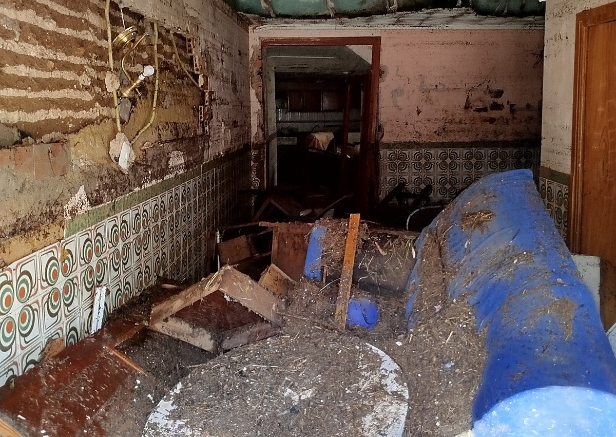 Imagen secundaria 1 - En la primera foto, la obra ya iniciada para recuperar la casa. En las otras dos, la imagen que dejó la dana y el apuntalamiento de la vivienda en día y medio.