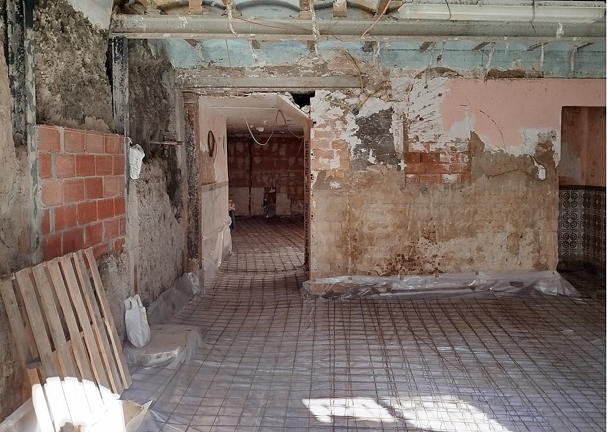 Imagen principal - En la primera foto, la obra ya iniciada para recuperar la casa. En las otras dos, la imagen que dejó la dana y el apuntalamiento de la vivienda en día y medio.