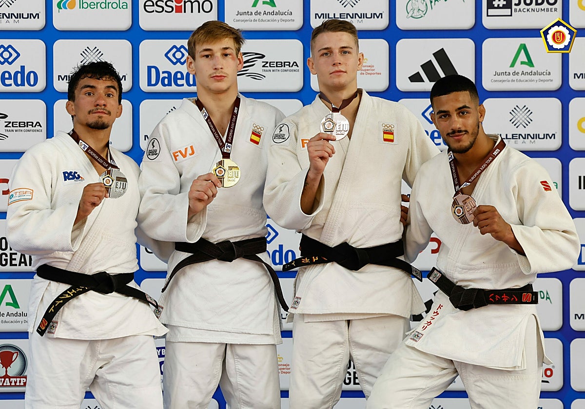 Stanislav Rybin posa con su medalla de oro