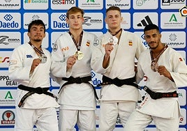 Stanislav Rybin posa con su medalla de oro