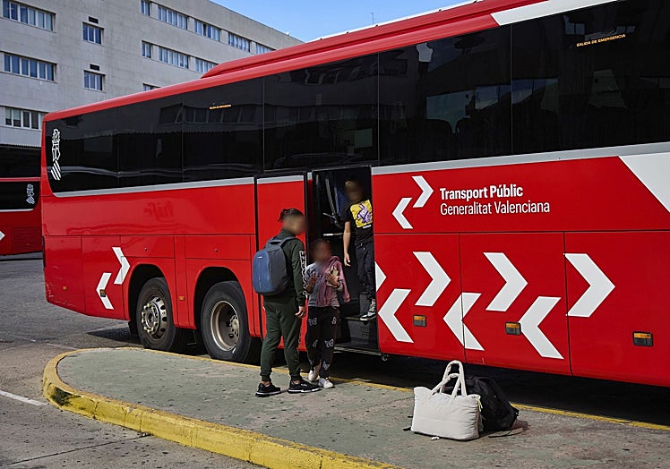 Los niños a su llegada a la estación de autobuses de Valencia.