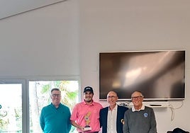 Rubén Lafuente recibe su premio junto a las autoridades de la competición