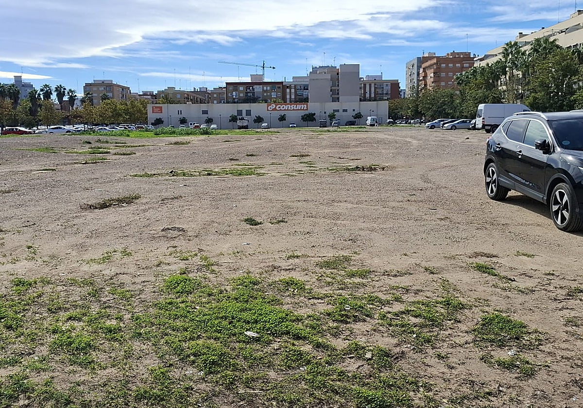 Solar situado en avenida del Levante UD con Encarna Albarracín, donde quiere instalarse el Circ de Nadal.
