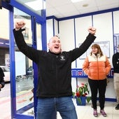 Un ganador de lotería celebra el premio en la administración. Imagen de archivo.