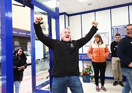 Un ganador de lotería celebra el premio en la administración. Imagen de archivo.