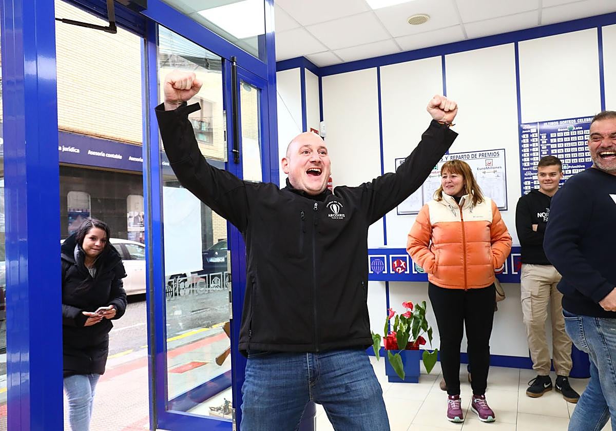 Un ganador de lotería celebra el premio en la administración. Imagen de archivo.