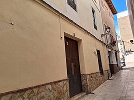 La vivienda que ha sido desalojado de okupas en tiempo récord y junto a ella otra que actualmente está okupada.