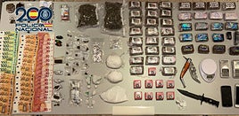 Droga y dinero incautado en los registros.