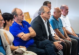 Sergio Blasco, en el centro, el día que comenzó la vista.