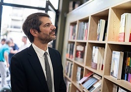 Ernest Urtasun en la librería La Moixeranga de Paiporta.