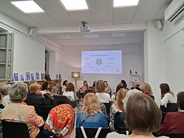 Momento de la charla en la Casa de Les Dones.