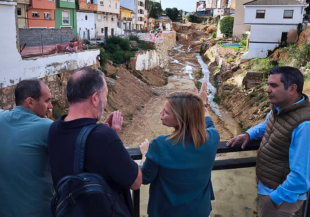 Autoridades en la visita a las obras del barranco de Chiva este miércoles.