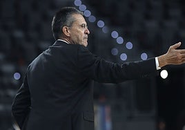 Pedro Martínez dando instrucciones en el partido entre Valencia Basket y Hapoel Tel-Aviv