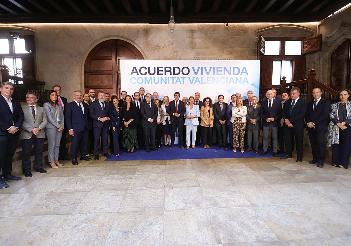 Los firmantes del acuerdo, este miércoles en el Palau de la Generalitat.