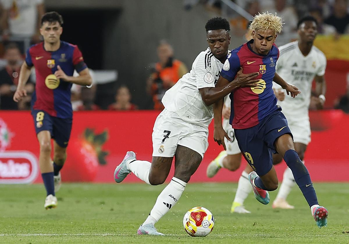 Vinicius y Lamine Yamal pugnan por el balón en la final de la Copa del Rey 24/25.