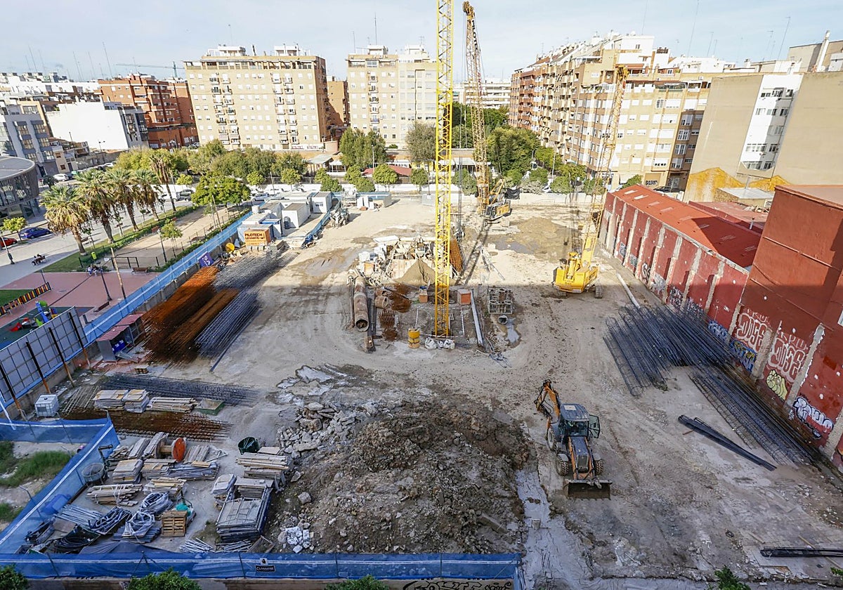 Imagen principal - Residencia de estudiantes que se está construyendo en Valencia, junto a la estación de metro Marítimo-Serrería. 