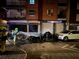 Bomberos de Valencia sofocando el fuego de los contenedores.