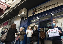 Ganadores de un premio de lotería, en una imagen de archivo.