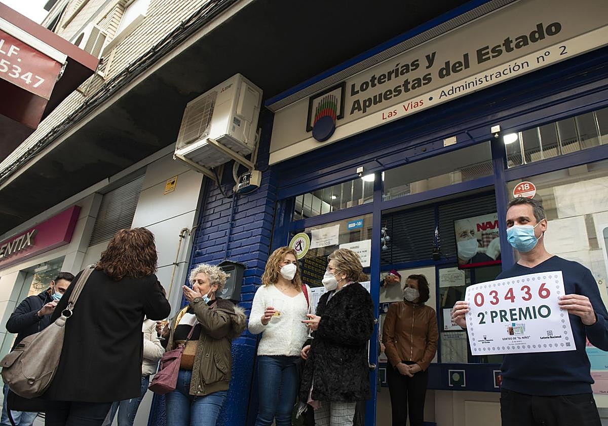 Ganadores de un premio de lotería, en una imagen de archivo.