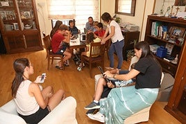 Una familia numerosa en su hogar.