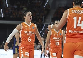 Elena Buenavida celebra una jugada durante el partido contra el Fenerbahçe