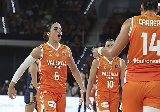 Elena Buenavida celebra una jugada durante el partido contra el Fenerbahçe