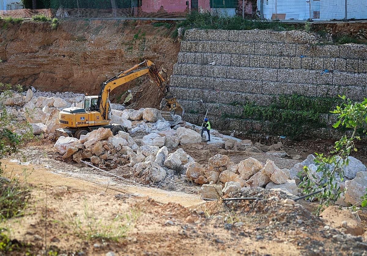 Excavadora trabajando en la colocación de escollera en l'Horteta.