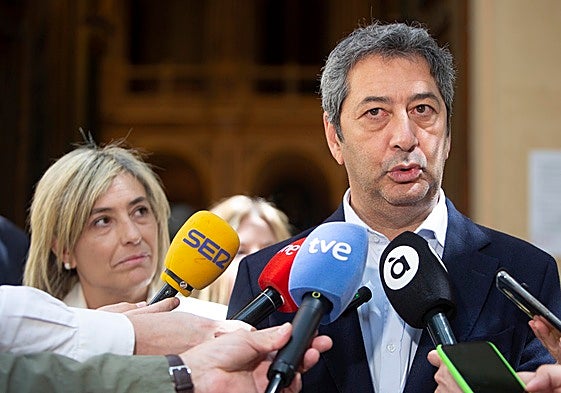 Vicente Barrera, junto a la exconsellera Elisa Núñez.