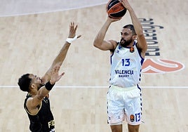 Thompson lanza un triple.