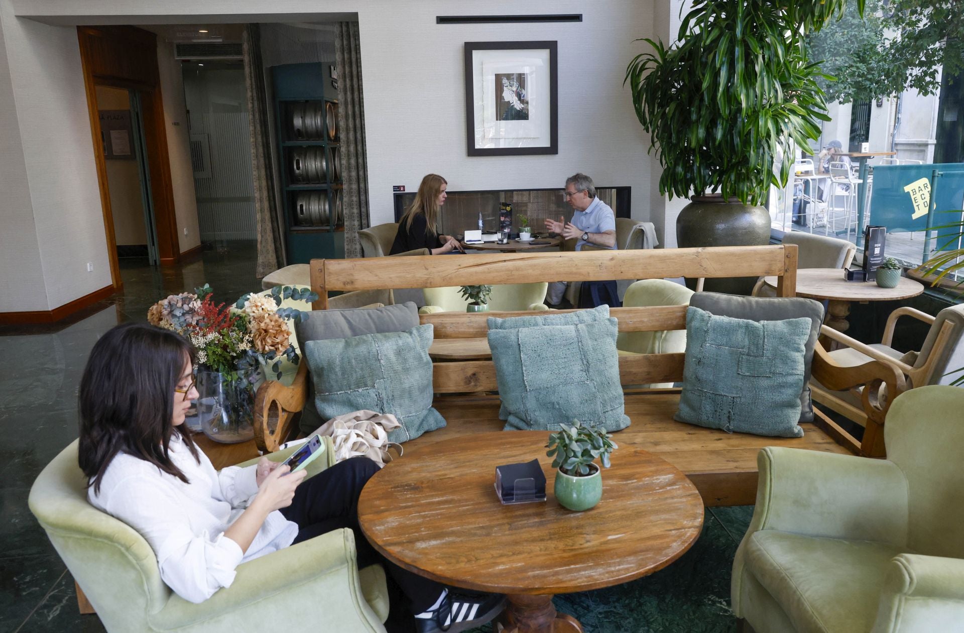 Imagen principal - De la dana a Juan del Val y a la renuncia de Ferran Torrent sin olvidar a Julio César, el maratón imposible de Santiago Posteguillo