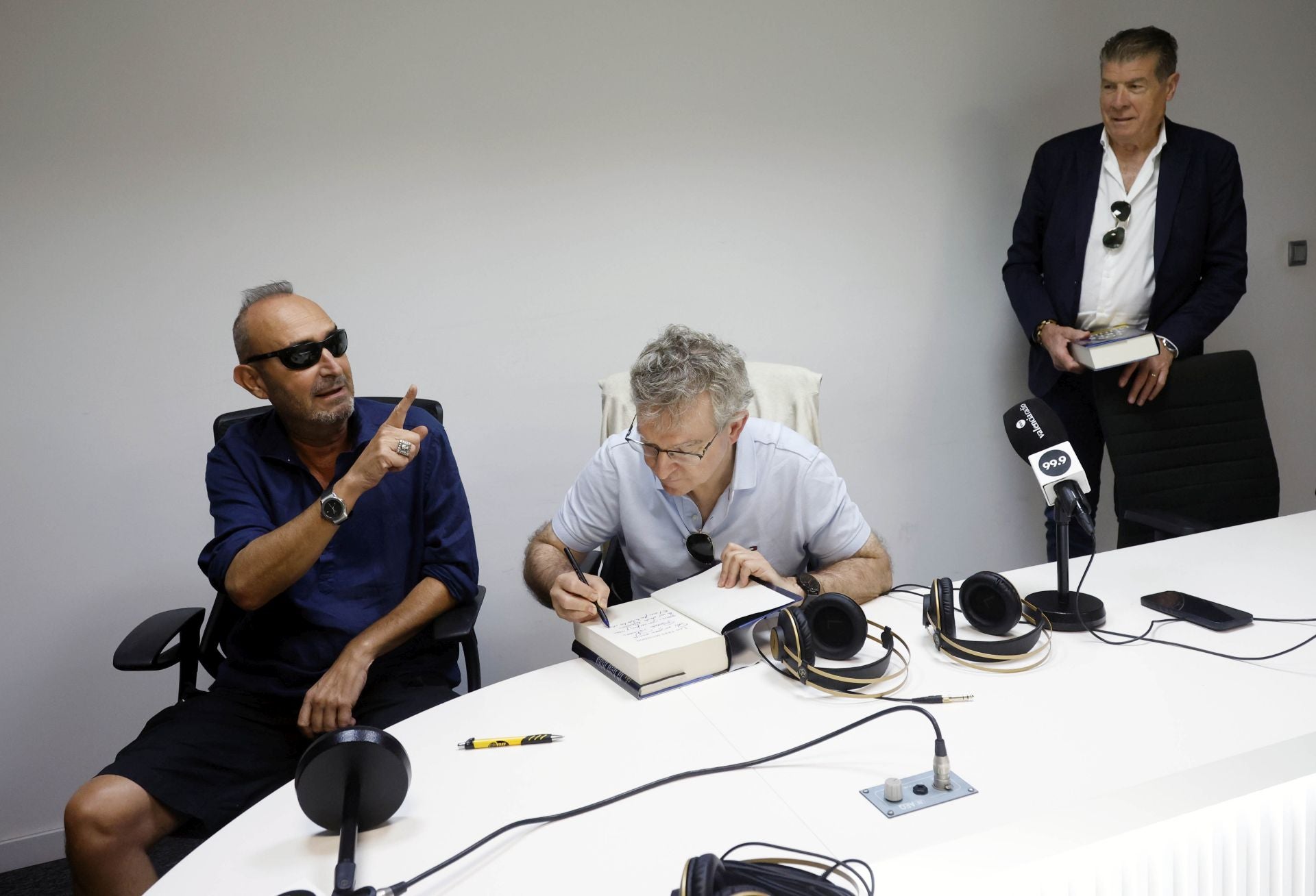 Imagen secundaria 1 - De la dana a Juan del Val y a la renuncia de Ferran Torrent sin olvidar a Julio César, el maratón imposible de Santiago Posteguillo
