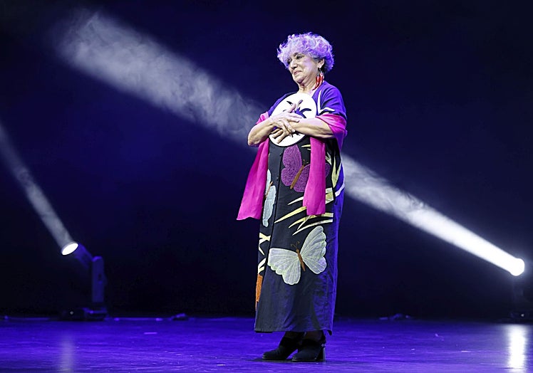 Sol Crnicero con el premio sobre el escenario.