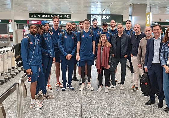 Los jugadores del Valencia Basket posan con los aficionados que viajaron con el equipo.