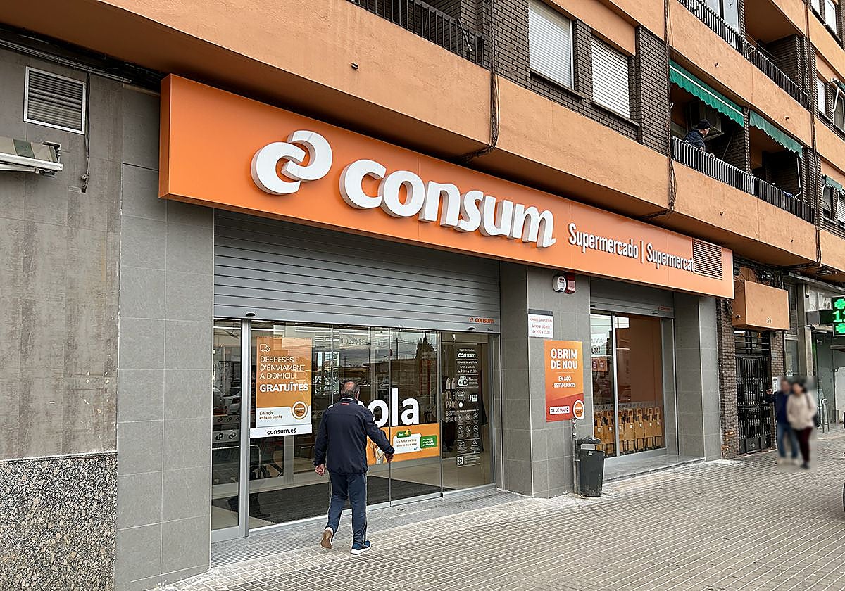 Tienda de Consum en la Torre, tras su reapertura después de la dana.