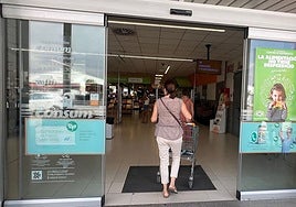 Una clienta entra en una de las tiendas de la cooperativa.