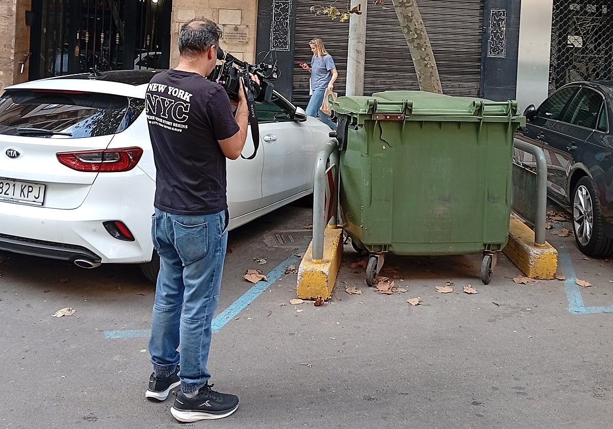 Un periodista graba un contenedor en la calle de Castellón donde ocurrió el trágico suceso.