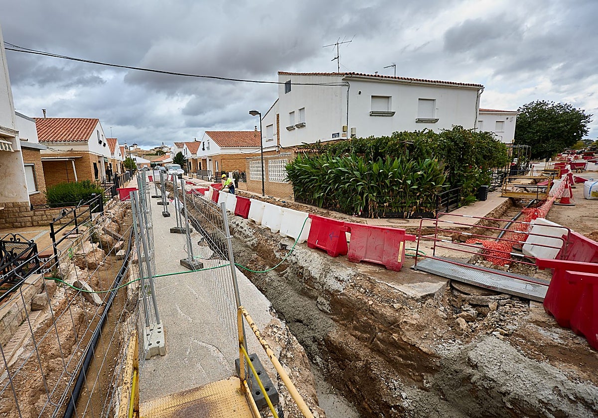 Trabajos de reconstrucción de la dana en el barrio de La Fuente en Utiel.