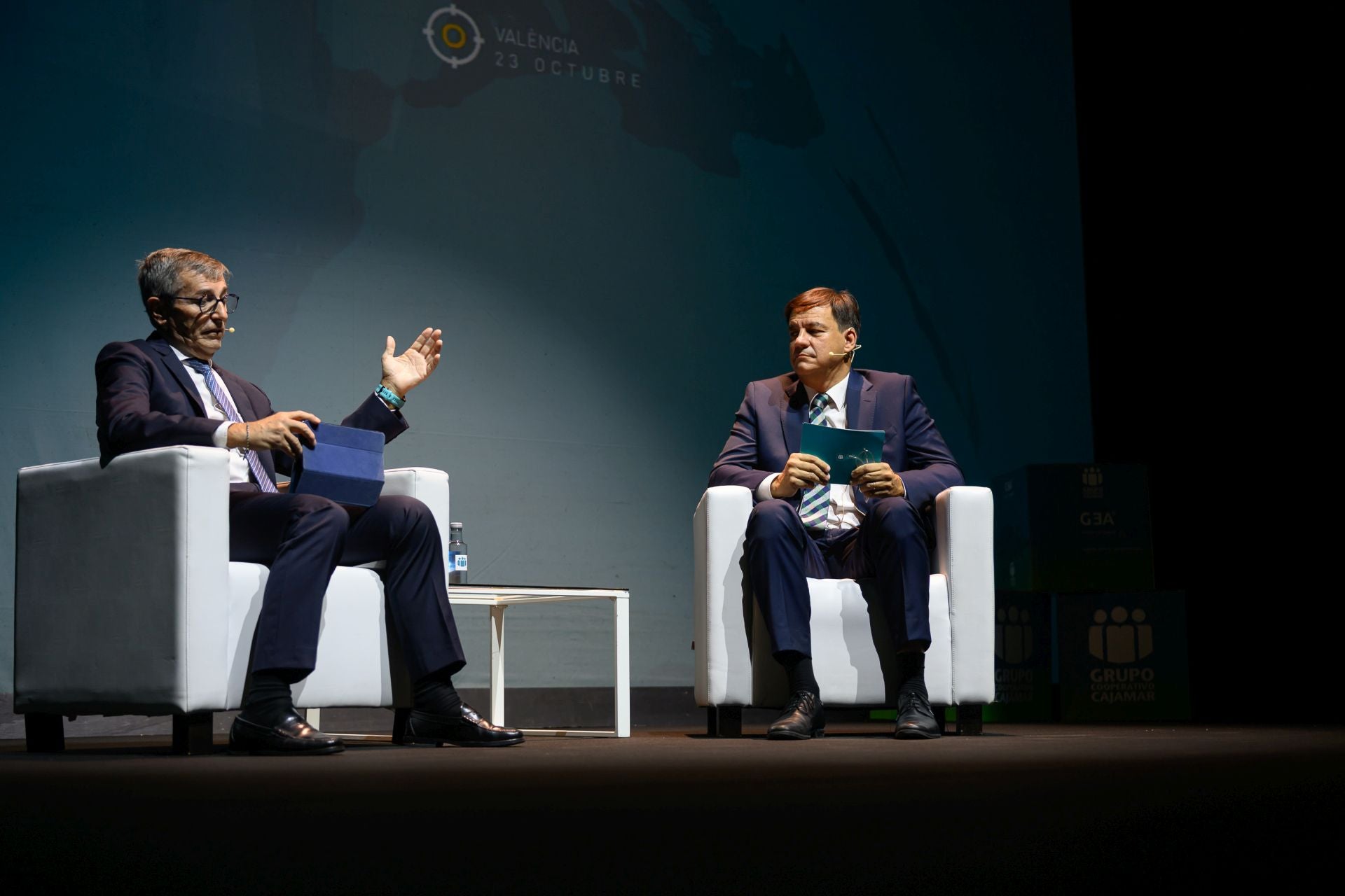 El consejero delegado de Vidres, Joaquín José Font de Mora, junto a Eduardo Holgado, de Cajamar.