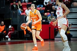 Buenavida bota la pelota ante el conjunto húngaro.