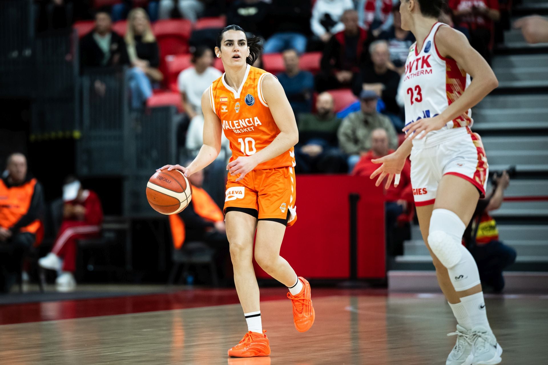Buenavida bota la pelota ante el conjunto húngaro.