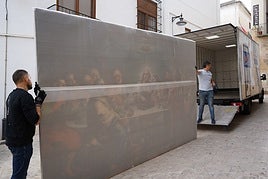 Momento en el que el cuadro es trasladado al taller desde el Museo de Bellas Artes de Xàtiva.