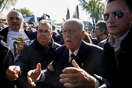 Tejero, durnate su participación en la manifestación en Mingorrubio, donde fue reinhumado Franco