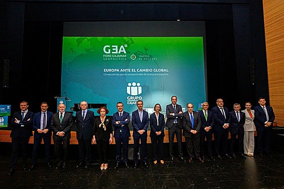 Participantes en el programa del Foro Cajamar de Geopolítica celebrado ayer jueves en el Palau Reina Sofia de Valencia.