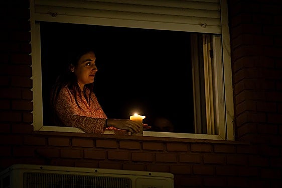 Una mujer se alumbra con una vela durante el apagón.