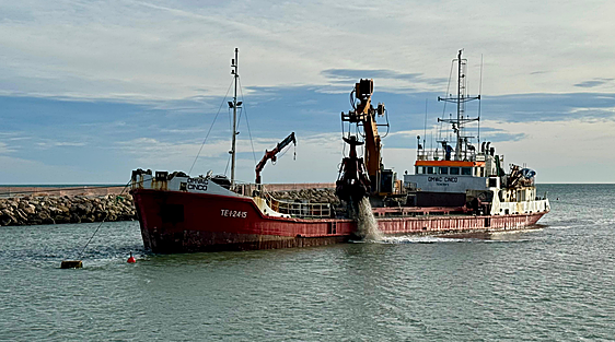 Trabajos de dragado en Cullera.