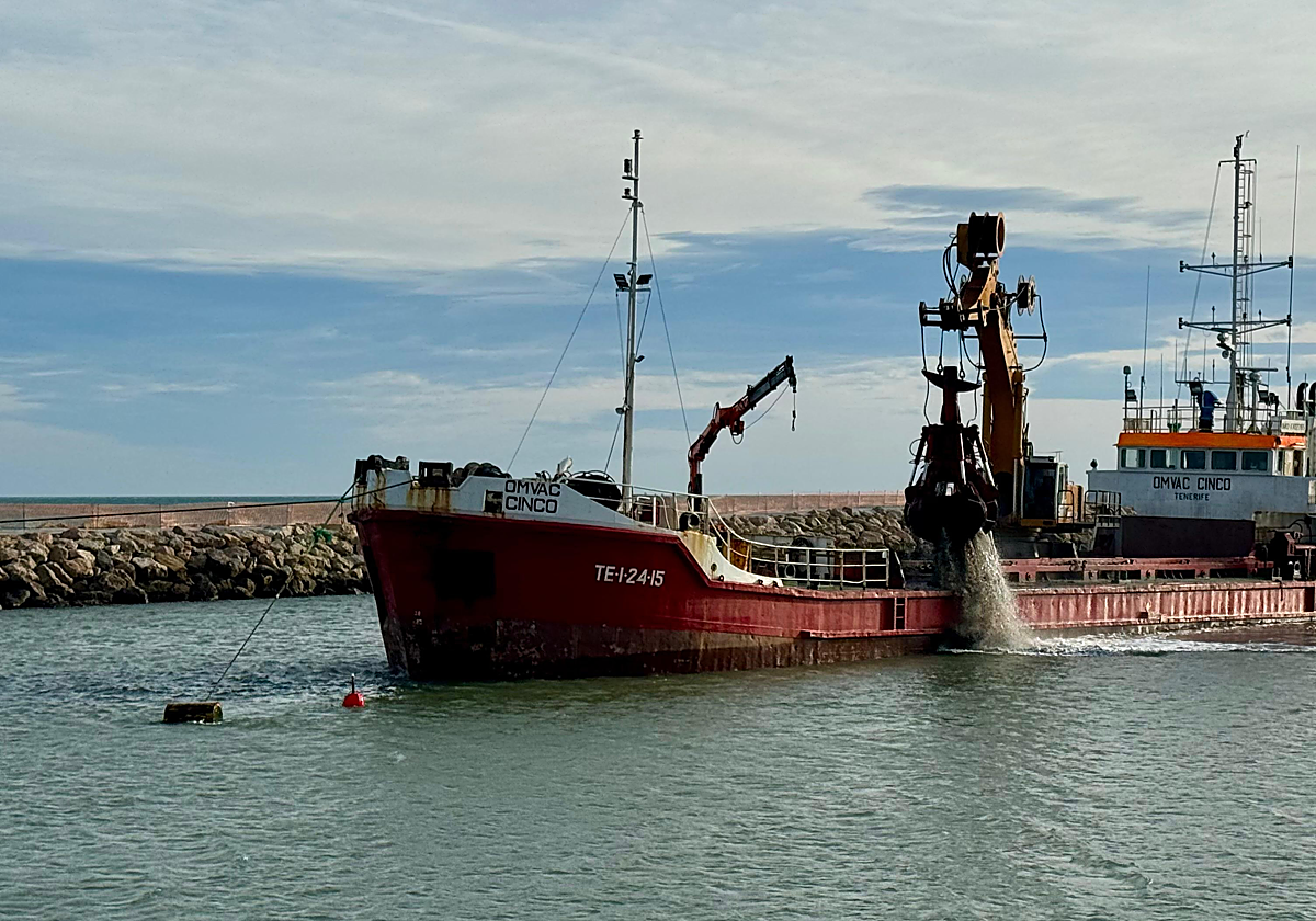 Trabajos de dragado en Cullera.