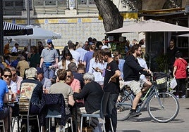 Un camarero atiende a una mesa en una terraza del centro de Valencia.