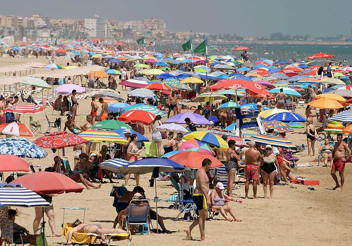 Playa de Gandia llena de visitantes.